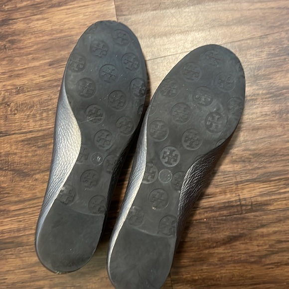 Tory Burch Reva in a dark silver/pewter color - Picture 2 of 5